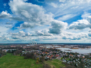 Panorama vom Ort Peitz in Brandenburg, mit dem Kraftwerk Jänschwalde und der Peitzer Teichlandschaft im Hintergrund - 592395067