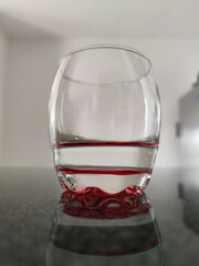vaso de cristal, copa de cristal sobre barra de cocina, mármol, elegante, color rojo, azul