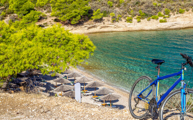 Fototapeta na wymiar Amazing emerald water of small bay in Greek islands (Spetses)