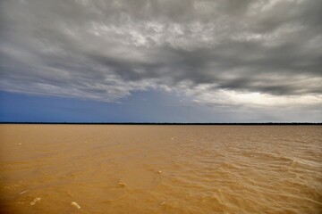Schwere Wolken über dem Amazonas