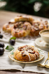 Drożdzówki ze śliwkami