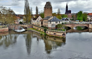 Fototapeta na wymiar Barage Vauban in Straßburg unter Wolken