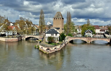 Obraz premium Barage Vauban in Straßburg unter Wolken