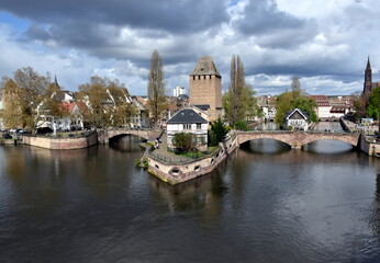 Fototapeta na wymiar Barage Vauban in Straßburg unter Wolken