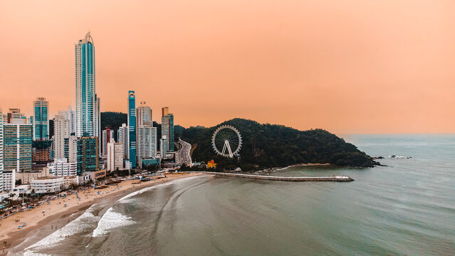 Cidade Litoral Balne&aacute;rio Cambori&uacute; BC SC Santa Catarina Pr&eacute;dios Altos Construtoras Arranha C&eacute;u Mar Oceano Viagem Ver&atilde;o Turismo Tur&iacute;stico Roda Gigante Molhe Especula&ccedil;&atilde;o Imobili&aacute;ria Im&oacute;veis Barcos Drone