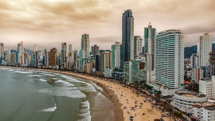 Cidade Litoral Balneário Camboriú BC SC Santa Catarina Prédios Altos Construtoras Arranha Céu Mar Oceano Viagem Verão Turismo Turístico Roda Gigante Molhe Especulação Imobiliária Imóveis Barcos Drone