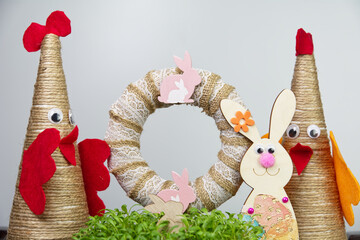 Wielkanocna aranżacja z jajkiem, zającem i kwiatami na szarym tle - obrazy, fototapety, plakaty