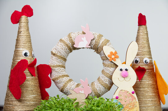 Fototapeta Wielkanocna aranżacja z jajkiem, zającem i kwiatami na szarym tle