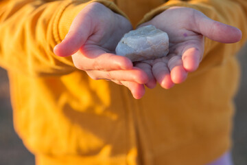 niño con piedra