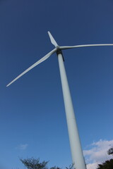『青空に映える風力発電機』地球の輝き　SDGs　自然エネルギー 快晴の青空