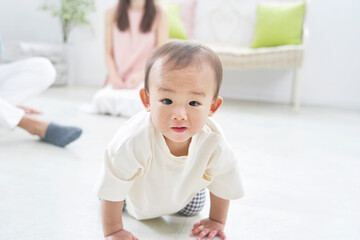 Fototapeta premium ハイハイする赤ちゃん