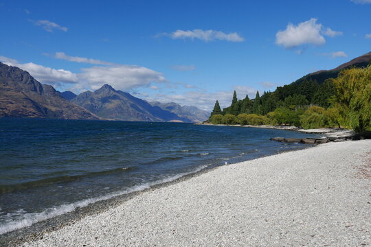 Strand am Lake Wakatipu in den Neuseel&auml;ndischen Alpen in Neuseeland