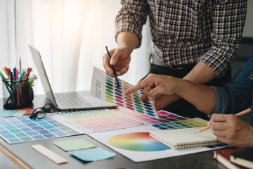 Engineers, graphics, architects and painters are meeting to discuss and record details about paint textures. The color tone on the color sheet to match the appropriate structure plan.