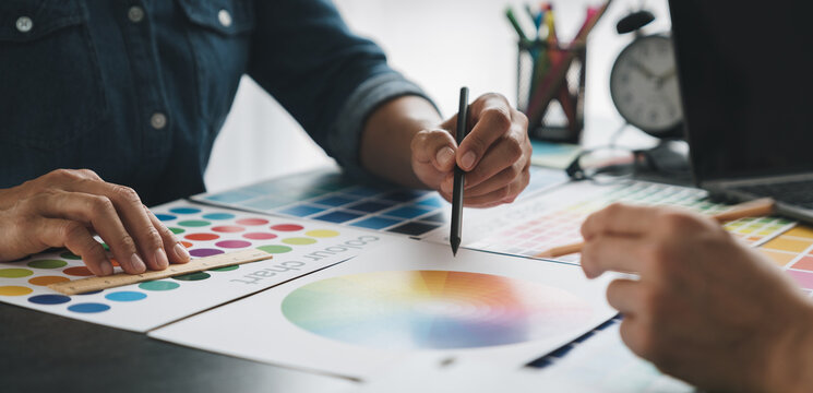 Engineers, graphic artists, architects and painters are meeting to discuss paint textures. The color scheme on the color palette is suitable for each part. to record data in the office.