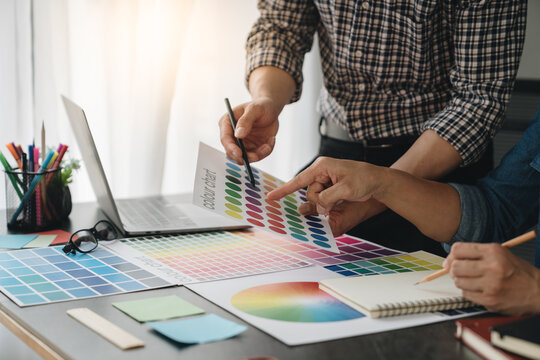 Engineers, graphics, architects and painters are meeting to discuss and record details about paint textures. The color tone on the color sheet to match the appropriate structure plan.