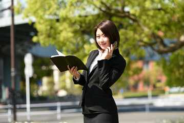 スマートフォンで電話するビジネスウーマン