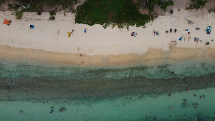 Fototapeta na wymiar Plage de sable de l'île de la réunion avec un lagon bleu clair vu du ciel. 