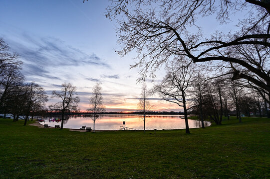 Baggersee in Schweinfurt bei traumhaften Sonnenuntergang und Spiegelung im See, Schweinfurt, Franken, Bayern Deutschland	
