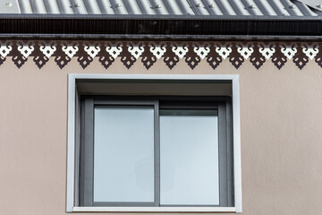 Fenêtre coulissante, gouttière et lambrequins de maison créole 