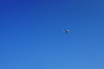 Fototapeta na wymiar It's an airplane that flies in the sky