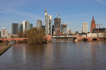 Fototapeta na wymiar Frankfurter Skyline im Wandel; Blick von der Ignatz-Bubis-Brücke im April 2023