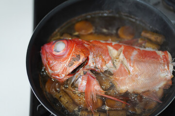 金目鯛の煮付けを作る様子