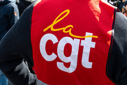 Paris, France - 13 avril 2023: Gros plan du logo de l'organisation syndicale française CGT (Confédération Générale du Travail) imprimé sur un gilet rouge photographié pendant une manifestation