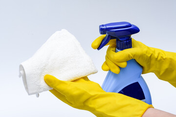 Domowe porządki z detergentami, rękawicami ochronnymi i białą ściereczką 