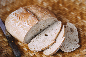 Sourdough or sourdough bread It is a sour bread with a hard crust that is more beneficial for health than other types of bread.