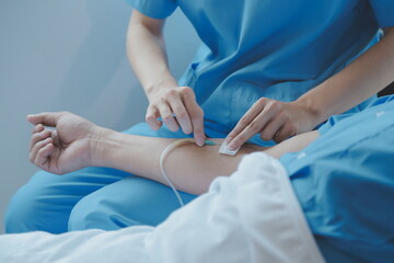 Obraz premium Injured patient showing doctor broken wrist and arm with bandage in hospital office or emergency room. Sprain, stress fracture or repetitive strain injury in hand. Nurse helping customer. First aid.