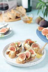 Sandwiches with cottage cheese, honey and figs