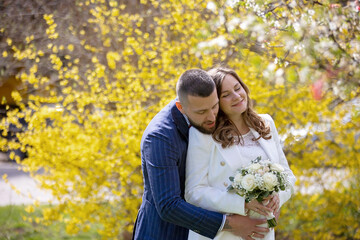 Young newlywed couple, having pictures taken on their wedding