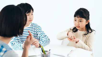 お絵かきをする小学生