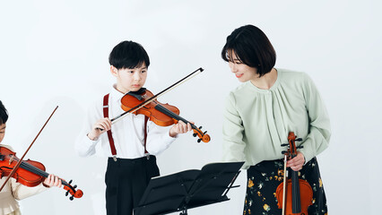 バイオリン教室 © metamorworks