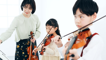 バイオリン教室 © metamorworks
