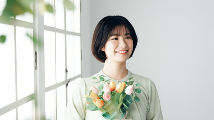 花を持つ女性　フラワーアレンジメント