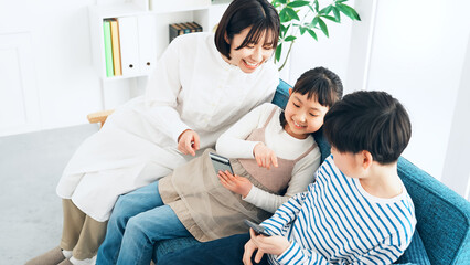 Fototapeta premium スマホを見る家族