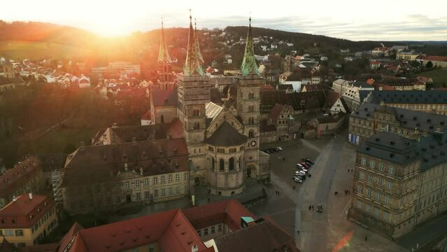  Drohnen Video von Bamberger Dom mit Sonne im Hintergrund 