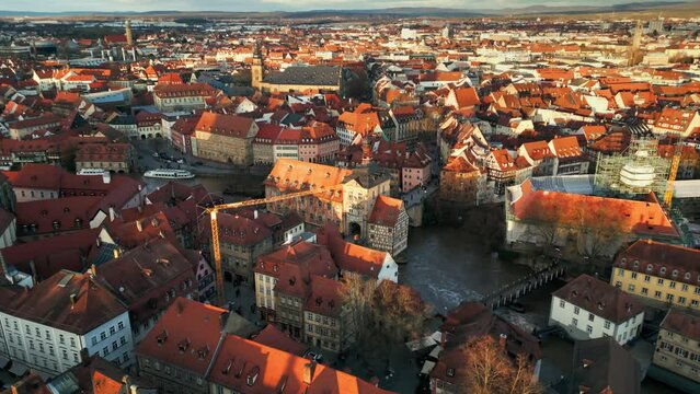 Drohnen Video vom Alten Rathaus in Bamberg auf der Regnitz mit Stadtpanorama im Hintergrund
