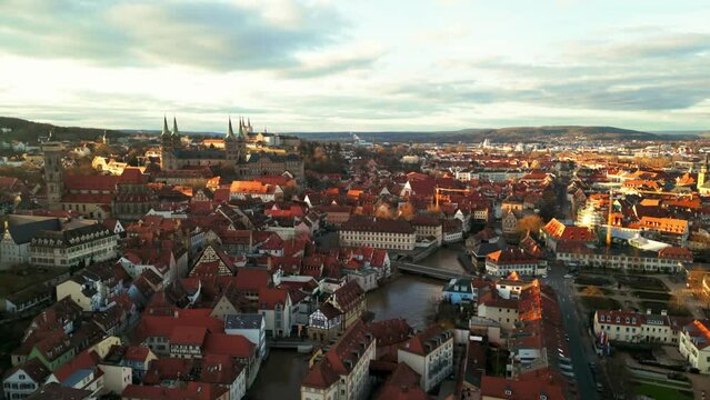 Drohnen Video von Panorama der Altstadt Bambergs mit Dom im Hintergrund