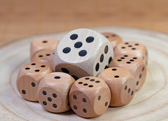 Viele Spielwürfel aus Holz