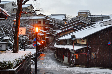 Fototapeta na wymiar 1月の早朝に歩く積雪の京都市東山の産寧坂