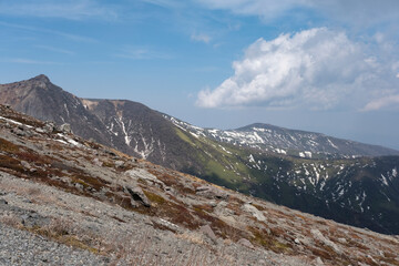 Fototapeta premium 茶臼岳から見る残雪の那須連山