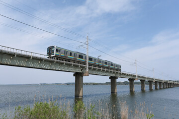 北浦の長い鉄橋を渡る電車