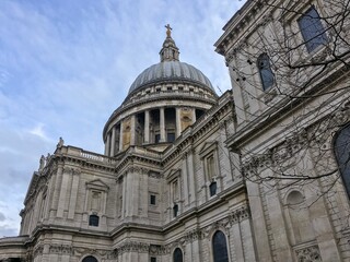 Fototapeta na wymiar Beautiful side view of St. Paul's Cathedral against a blue sky