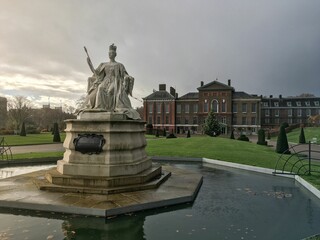 Closeup of a Queen Victoria statue in front of Kensington Palace