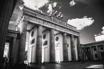 Foto op Plexiglas Historisch gebouw Grayscale shot of the Brandenburg Gate Monument in Berlin with a cloudy sky