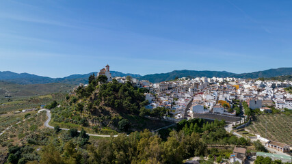 Fototapeta na wymiar vista aérea del pueblo de Alozaina en la comarca del parque nacional sierra de las Nieves, Andalucía