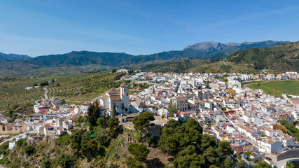 vista aérea del pueblo de Alozaina en la comarca del parque nacional sierra de las Nieves,...