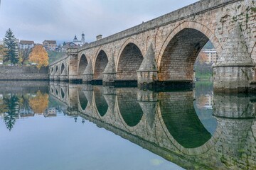 Naklejka premium Beautiful view of Mehmed Pasa Sokolovic Bridge with a reflection on Bosna Drina river